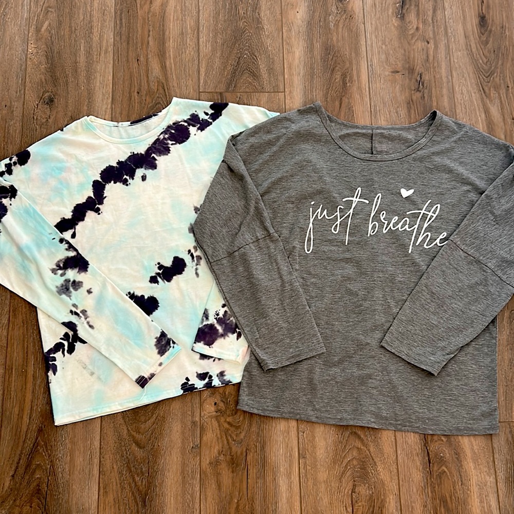 Set of 2 Lounge long sleeve T-shirts.